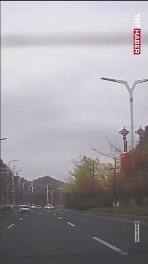 Çin'de sollama yaparken direksiyon hakimiyetini kaybeden sürücü, aracıyla refüje çarpıp takla attı.