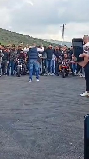 @Ali Hakim @Zein baderldine @Fouani Mahdi@hadidoghmen howe wmen da3as la halo meshe khale aalm kela tshof kermel ma tfkr aalm rebeh😂😂😂😂😂