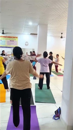 Zumba Workout #shorts #shortvideo #zumba #viralshorts #fitness #health #fitindia ‪@kiransanjivani‬