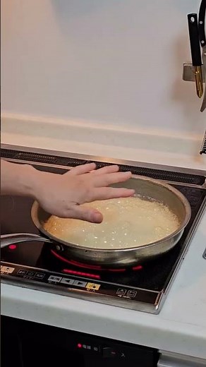 プールノアゼットソース（Beurre Noisette sauce）は、フランス料理の基本ソースの一つで、「焦がしバターソース」のことです。
