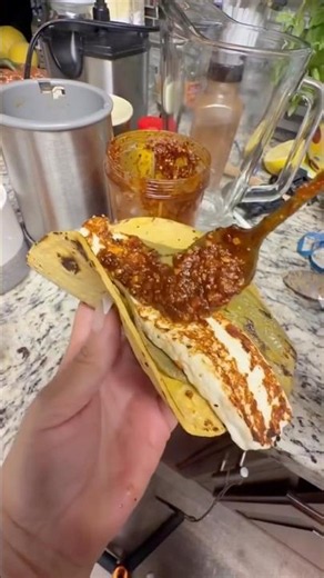 Un taco de nopal y queso panela asado con salsa macha #mexicanstyle #food #nopal #cactus #foodie ￼￼
