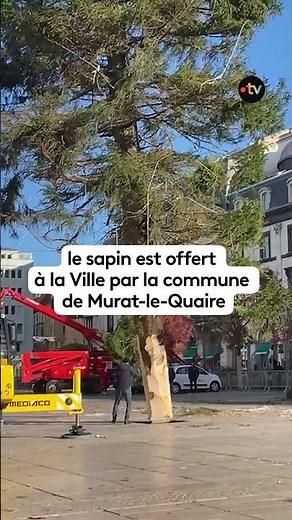 Sapin de Noël installé place de Jaude