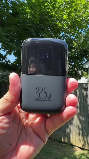 Esta es la batería o power bank INIU de 10,000mAh con carga rápida de 22.5W, muy pequeña y con in stabd para poder colocar nuestro dispositivo en formato vertical para ver contenido mientras carga #iniupowerbank #powerbank #powerbank10000mah225w