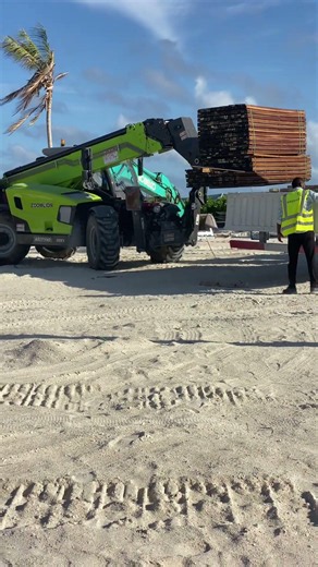 Telehandler Unloading Timber | Heavy Equipment at Work #Telehandler #TimberUnloading #HeavyEquipment