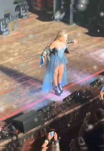 ⚡#Fey Canto, bailo, platico, bromeo, firmo souvenirs, se tomó fotos , hasta pelo suelto canto, 😂 pero todo sobre todo lo disfruto y se veía feliz. Así fue la primera noche de #FeyUsaTour 😍🥰🤗 . | monsters de fey