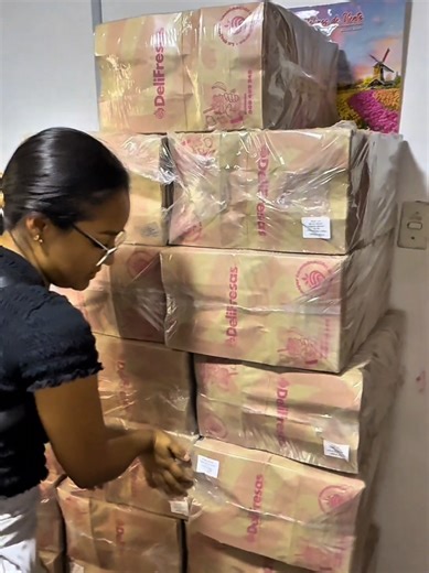 Sé que quienes tienen un negocio me van a entender 🥹✨ La emoción tan bonita de por fin mandar a hacer tus propios empaques, personalizados, con tu esencia… eso que el corazón sueña desde el primer día. Y cuando por fin se logra, de verdad que no cabe en el pecho 💗 Hoy quiero compartir esta alegría con ustedes. Estos nuevos empaques representan mucho esfuerzo, amor y crecimiento, y me hace demasiada ilusión mostrárselos. Espero que les gusten tanto como a nosotros 🥰 Los leo en los comentarios,