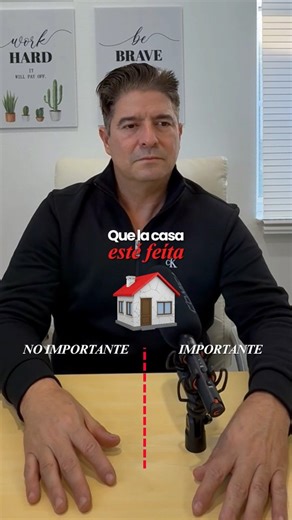 Eduardo Nuñez | Empresario Inmobiliario Latino en Estados Unidos on Instagram: "Que una casa esté vieja o fea no es el problema. El problema es pagar de más, emocionarte y no hacer números. En bienes raíces no gana el más valiente, gana el que compra bien, calcula antes de firmar y sabe exactamente cuánto entra y cuánto sale. Si no hay números, no es inversión… es apuesta. ¿Quieres aprender a identificar buenas compras de verdad? 👉 Sígueme y evita errores caros. #realestate #inversióninmobiliar