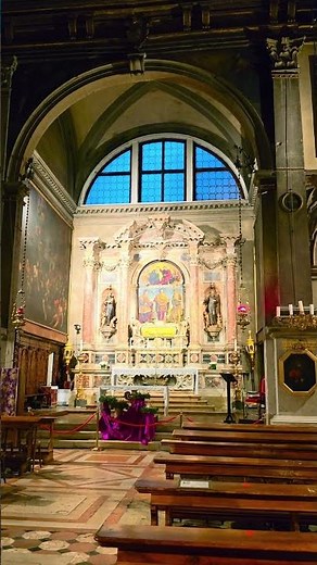 베니스에서 만나는 작은 성당의 흔한 실내 모습