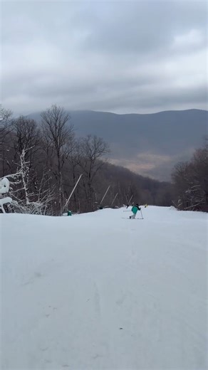 It’s a beautiful day on the slopes ❄️ Midweek skiing is where it’s at—great conditions, wide-open trails, and no lift lines means more time on snow and less time waiting. And starting this week, we’ve rolled out midweek deals that make it even easier to ski, ride, and stay on the mountain: ✨ Locals Night Out | Thursdays Thursday nights are for everyone. Ski, ride, or tube for less with unbeatable night pricing, plus food and drink specials at Upper Crust and The Edge. Grab your crew and make it 