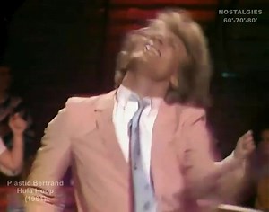 80's... "Hula Hoop" : époque où les cerceaux connaissaient un regain de popularité avec Plastic Bertrand qui nous invitait à danser... Il fêtera ses 70 ans le 24 Février prochain. Joyeux anniversaire, Plastic ! #PlasticBertrand | Daniel Bourlard