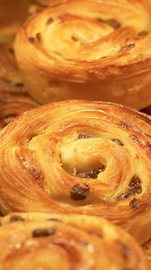 Taste France Magazineから皆さまに贈る「フランスのパン技術：ブーランジェリーを探る旅」🥖🥖🥖 今回も、パリのブーランジェリー「テロワール・ダヴニール（Terroirs d’Avenir）」で働くパン職人、デルフィーヌ・ペレイラ氏にお話を伺いました。 質問は、代表的なパンについて、人気のパンは？などなど！ パンは原材料が小麦、水、塩、砂糖、バター。 シンプルなだけに、こだわりが必要。とおっしゃるペレイラ氏。 優れたパン職人のパンに対する熱量を感じてみませんか？ 詳しくはリール、または Taste France Magazine の記事をご覧ください。 https://x.gd/9u3B2 #tastefrancemagazine #フランス #フレンチ #フランス料理 #フランス万歳 #フレンチ大好き #フレンチ #フランスのパン技術 #ブーランジェリーを探る旅 #パリのパン屋さん | Taste France Magazine