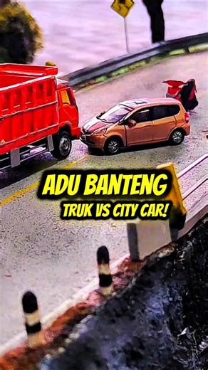 Ngantuk Akibatkan Adu Banteng! #miniatur #truk #trukoleng