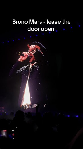 Bruno Mars - Leave the door open. #brunomars #concert #brunomarsmusic #pittsburgh #romantictour