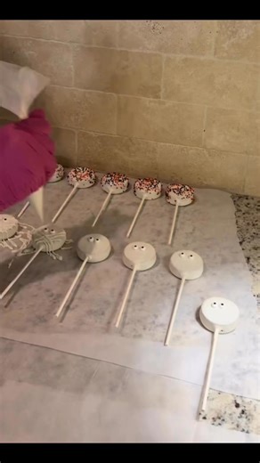 Halloween cake pops, yes please! 🎃 #spookytreats #Halloween #cakepops | A Vetter Bakery