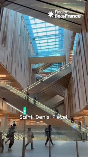 😍 Saint-Denis-Pleyel, une des 7 plus belles gares du monde ! 🚉 Selon le Prix Versailles 2025, distinction internationale soutenue par l'UNESCO qui récompense l’excellence architecturale, la gare de Saint-Denis-Pleyel figure parmi les 7 plus belles stations de la planète ! ✨ Véritable joyau de verre et de bois blond, elle s’enfonce jusqu’à près de 30m de profondeur. L'architecte japonais Kengo Kuma a conçu un espace majestueux où la lumière naturelle inonde les volumes, offrant l' expérience in