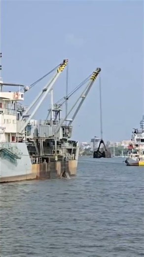 How Grab Dredger Works? 😱⚓#Dredging #PortOperations #MarineEngineering