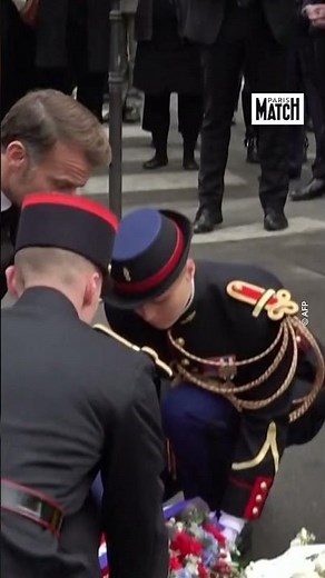 Emmanuel Macron et Anne Hidalgo ont déposé une gerbe en hommage aux victimes du 13 novembre. 🕊️