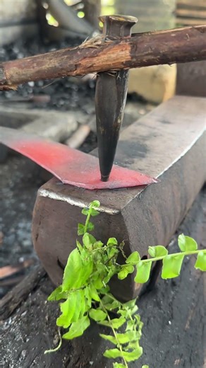 Unique Technique: Grilling Fish Head on a Hot Steel Blade #blacksmith