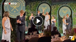 Il ballo di Sinner e Swiatek alla serata di gala dei campioni a Wimbledon, il video