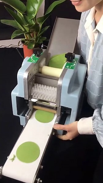 Commercial Dumpling Skin Machine, 110V 140W Automatic Electric Dumpling Wrapper Maker with Φ8 cm 3.15 inch Round Mold Dough Processing Machine 40pcs/min for Commercial Household and Restaurant