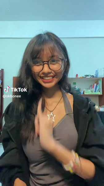 Learning Sign Language: Last Train at 25 O'clock Dance