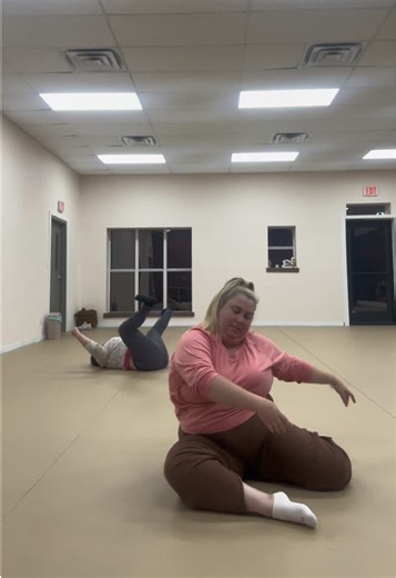 Sometimes you just need a weird contemporary floor warm-up. It’s like a full body massage 💆🏼‍♀️. #Dance #Contemporary #Warmup #FYP #Relaxing