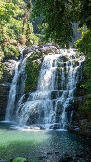 A solo 20 minutos de Dominical, las Cataratas Nauyaca se alzan entre las montañas como una de las maravillas naturales más majestuosas de la región. 💦 Puedes llegar a pie o a caballo, recorriendo unos 6 km por la pluviselva costarricense hasta encontrarte con dos cascadas —la superior y la inferior— que juntas alcanzan 61 metros de altura. Bañarse en su poza azul es más que un descanso: es una experiencia que te conecta con la fuerza viva de Costa Rica. 🌴 | Visit Costa Rica Spain