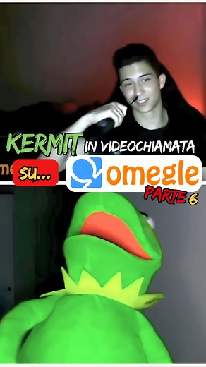 🐸 KERMIT IN VIDEOCHIAMATA SU OMEGLE | Parte 6 🎭 Quando meno te lo aspetti, su Omegle può succedere di tutto... anche trovare Kermit in una situazione decisamente imbarazzante! 🐸💦 e in questo caso Kermit ha trovato un ragazzo che stava facendo una manovra di respirazione con un suo amico e Kermit partecipa! 😂 🔞 Attenzione: potrebbe essere troppo assurdo per i deboli di mano 🤣 #kermit #omegle #kermitmemes #kermitomegle #kermitmuppet | quello_che_doppia