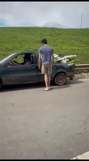 Colisão entre três veículos causa lentidão na Jamel Cecílio, no viaduto da BR-153, em Goiânia