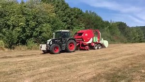Zu sehen ist ein #Fendt 413 mit einer #Lely Welger RP 545, danke an Gerrit Mahlmann für das Video per Nachricht. | profi