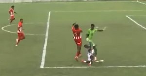 Video: la terrible falta no sancionada como penal en el Vida vs Juventus
