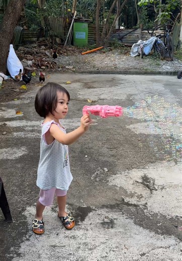 Gatling 8 Hole Bubble Gun - Automatic Blowing Fun