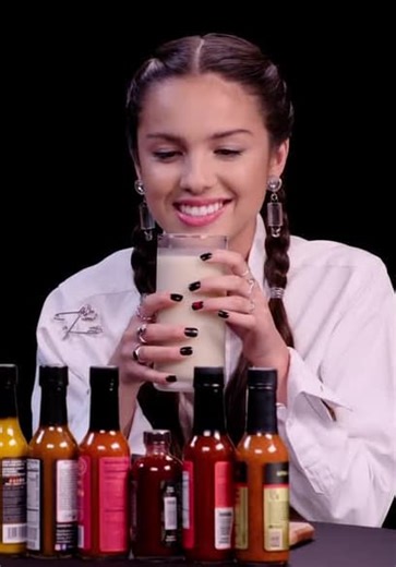 Hot Ones S15:E05 - Olivia Rodrigo Burns Her Lips While Eating Spicy Wings