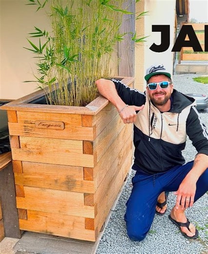 24K views · 192 reactions | Fabrique une énorme jardinière en bois solide pour moins de 150€ ! Idéale pour ton potager ou tes fleurs, elle est conçue pour durer avec des matériaux simples et résistants. Un projet DIY utile, économique et super stylé pour ton extérieur ! Tu tentes le coup ?" #jardinière #DIYjardin #bricolagebois #petitbudget #petitcopeau | Petitcopeau | Facebook