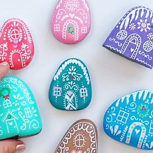 Fun gingerbread house rocks! Tutorial—> https://colormadehappy.com/painted-rock-gingerbread-houses/ | Color Made Happy