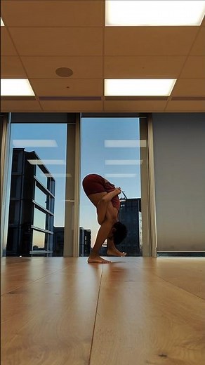 Walking in a frontbend! #contortion