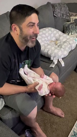 When your one month old daughter finds @metallica soothing 🤘🏼#rock #metal #jameshetfield #fyp #babiesoftiktok #dadsoftiktok #metallica