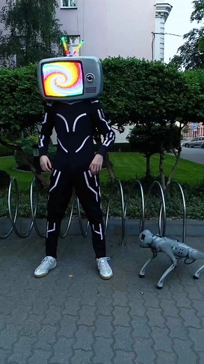 Let’s compete with DJ Marshmello and Daft Punk in the creativity of our helmets! We’ve got multiple lighting modes so you can customize your look, plus our construction is built to last. And since it’s battery-powered, you can party all night long. Design by @etereshop ⠀ Contact us to order: sales@etereshop.com Whatsapp 48 665 486 586 #etereshop #qudimask #ledmask #ledfacemask #rave #techno #festivalwear #cyber #fashiondesign #ledlight #ledlights #ledjacket #instagram #leds #ledrobotshow #eventp