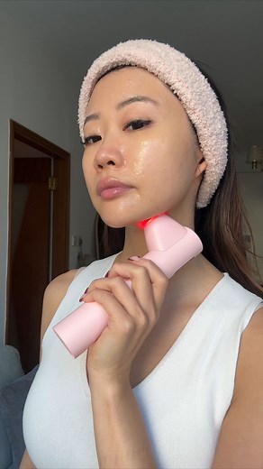 emi wong 王樂婷 on Instagram: "little easy face workout for an instant lift! 文内有promo code & GIVEAWAY 每日 5 分鐘，做個 face workout 即刻提拉！喺屋企都做到 醫美級緊緻提拉 ✨ 唔使出門 / 無痛・無創 / 效果即時感受到！秘訣就係韓國皇牌美容儀 medicube AGE-R ✅緊緻煥顏High Focus Shot Plus 深入護理 筋膜＋真皮層 打好提拉底層， 輪廓即刻 Sharp 晒！ ✅智慧多功能Booster Pro 由表皮・真皮・肌肉層 全方位護理 水光＋彈力，一步完成 打造韓式水光彈潤肌 🎁Emi's Promo Code🎁 到medicube香港官網購買 Booster Pro 及 High Focus Shot Plus 時 輸入 【EMIWONG】 即可享受追加 15% Off 優惠! 優惠到1月9日，don't miss out! ❤️GIVEAWAY❤️ 目前最想改善的肌膚彈力困擾是什麼呢？ 請留言分享你期待全新升級 High Focus Sho