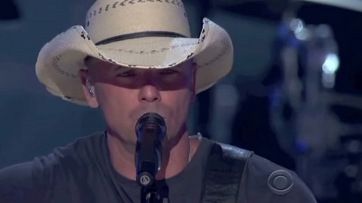At the ACM Last Rodeo tribute concert in 2010, Kenny Chesney honored Brooks & Dunn by performing their hit song "You're Gonna Miss Me When I'm Gone." #KennyChesney #BrooksAndDunn #YoureGonnaMissMeWhenImGone #ACMLastRodeo #CountryMusicTribute #CountryLegends #BrooksAndDunnFarewell #CountryMusicIcons #TributePerformance #CountryMusicHistory#CapCut | Michael Almuete Bernardo
