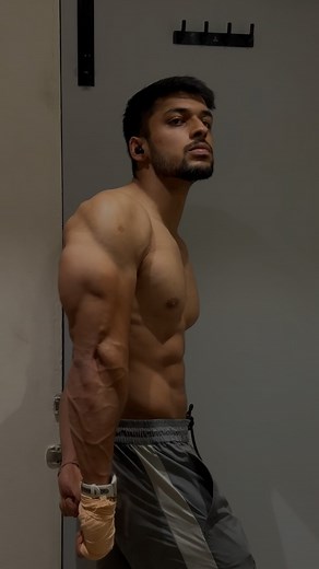 JM on Instagram: "Read caption ⬇️ To do 21 curls (also known as 21s), you perform a bicep curl exercise in three specific ranges of motion, completing 7 repetitions in each range. This targets the entire bicep muscle effectively. Here’s how to perform the exercise: Equipment: Dumbbells or a barbell How to Perform 21 Curls: Starting Position: Stand with your feet shoulder-width apart. Hold the weights with an underhand grip (palms facing up). Keep your elbows close to your torso. First 7 Reps (Lo