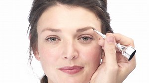 Pour une fois vous avez le temps. Alors, pas d'excuses! Jetez votre dévolu sur le gel-crème ka-BROW!, cette potion magique qui sculpte et définit vos sourcils en toute facilité. A découvrir par ici: http://bit.ly/kaBROW ❤ | Benefit Cosmetics