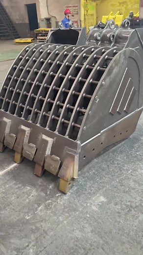 Welding an Excavator Grid Bucket Like a Pro