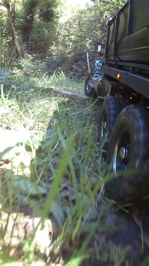 Camion RC 6x6 TRX6 Hauler et sa benne en sous bois. Caméra embarquée #crawler #scale
