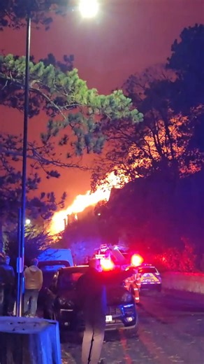 🔥 Update – Eastbourne Fire 🔥 Eight fire engines and two aerial ladder platforms remain at the scene of the former Moira House School blaze on Upper Carlisle Rd. Firefighters are still tackling the fire — residents should keep windows/doors closed and avoid the area. More 👉 https://sussex.news/top-post/breaking-news-emergency-services-respond-to-fire-at-former-moira-house-school-in-eastbourne/36125/ Video TK photography | Sussex News