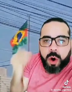 Homem inveta que símbolo de cidade do Pará é prova de que bandeira brasileira virou "comunista " Nas redes sociais, uma confusão gerou desinformação ao ser compartilhado um vídeo que alegava o hasteamento de uma suposta versão comunista da bandeira nacional em um órgão público no Pará. No entanto, a realidade é diferente do que foi propagado, pois o emblema em questão pertence à bandeira do município de Barcarena, na região metropolitana de Belém. | O COMUNICADOR