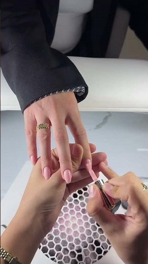 Comment appliquer un BIAB (Builder In A Bottle) ? #biab #nails #prothesisteongulaire