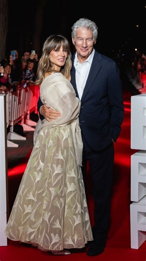 El divertido momento entre Richard Gere y su mujer Alejandra Silva El actor se queja a su mujer de que no le deja hablar y ella asegura que “se va a convertir en español” #richardgere #españa #español | Yo Dona