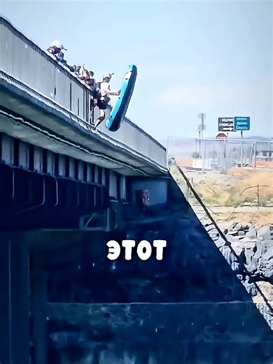 日本利用压电瓷砖将脚步转化为电能。这些瓷砖捕捉来自你脚步的动能。当你行走时，你的重量和动作会对瓷砖产生压力。瓷砖会轻微弯曲，从而产生机械应力。瓷砖内部的压电材料将这种应力转化电能。每一步都会产生少量电荷，而数百万步结合在一起就能产生足够的电力来驱动 LED灯、数字显示屏和传感器。在像涩谷车站这样繁忙的地方，每天大约有240万个脚步为这一系统作出贡献。这些电能可以被储存或立即使用，从而减少对传统电力来源的依赖，并支持可持续的城市基础设施。这种方法将日常运动转化为实用的可再生能源 #for_you #факты #fypシviral #foryou #tiktok #длятебя #интересное #рекомендации #fyp #事实