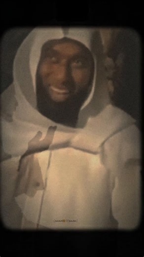 O.M on Instagram‎: "ساعة مكة هي ساعة واقعة فوق مجمع أبراج البيت ضمن فندق فيرمونت بمدينة مكة المكرمة الواقعة غرب السعودية، وترتفع عن الارض مايزيد عن 600 متر لتكون أعلى وأكبر حجم ساعة في العالم، وقد بدأ تشغيلها في شهر رمضان من عام 1431 هـ تجريبيًّا، كما ربط مركز توقيت مكة المكرمة بشبكة التوقيت العالمي «يو تي سي» ومقرها في مدينة باريس"‎